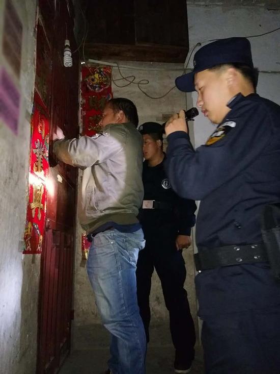 临汾粗心妈妈误将幼女锁家中 