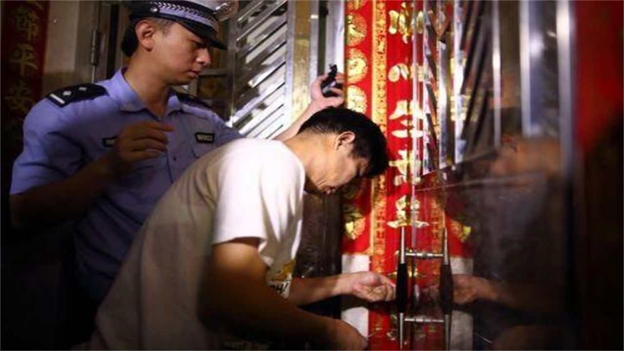 临汾请开锁师傅开了锁后，师傅